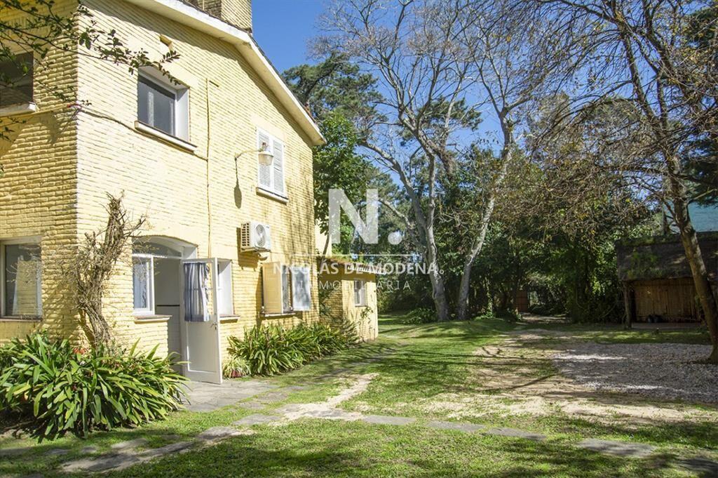 VENDE CASA DE 3 DORMITORIOS EN PLAYA MANSA, CON
