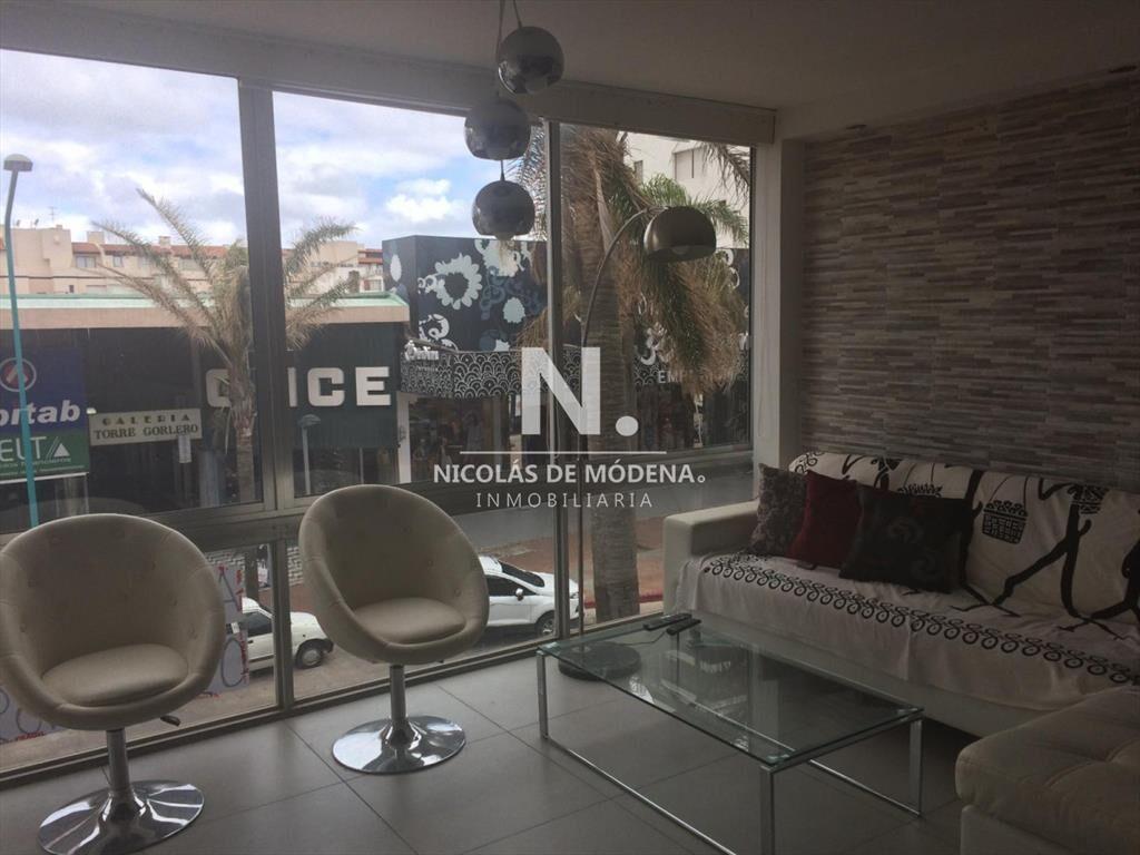 Apartamento de Tres Dormitorios en Península - Venta