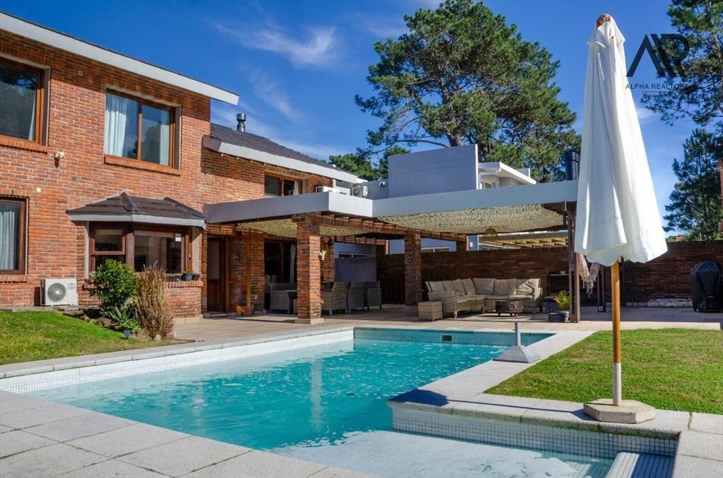 Casa en venta zona colegios 4 dormitorios en Punta del Este