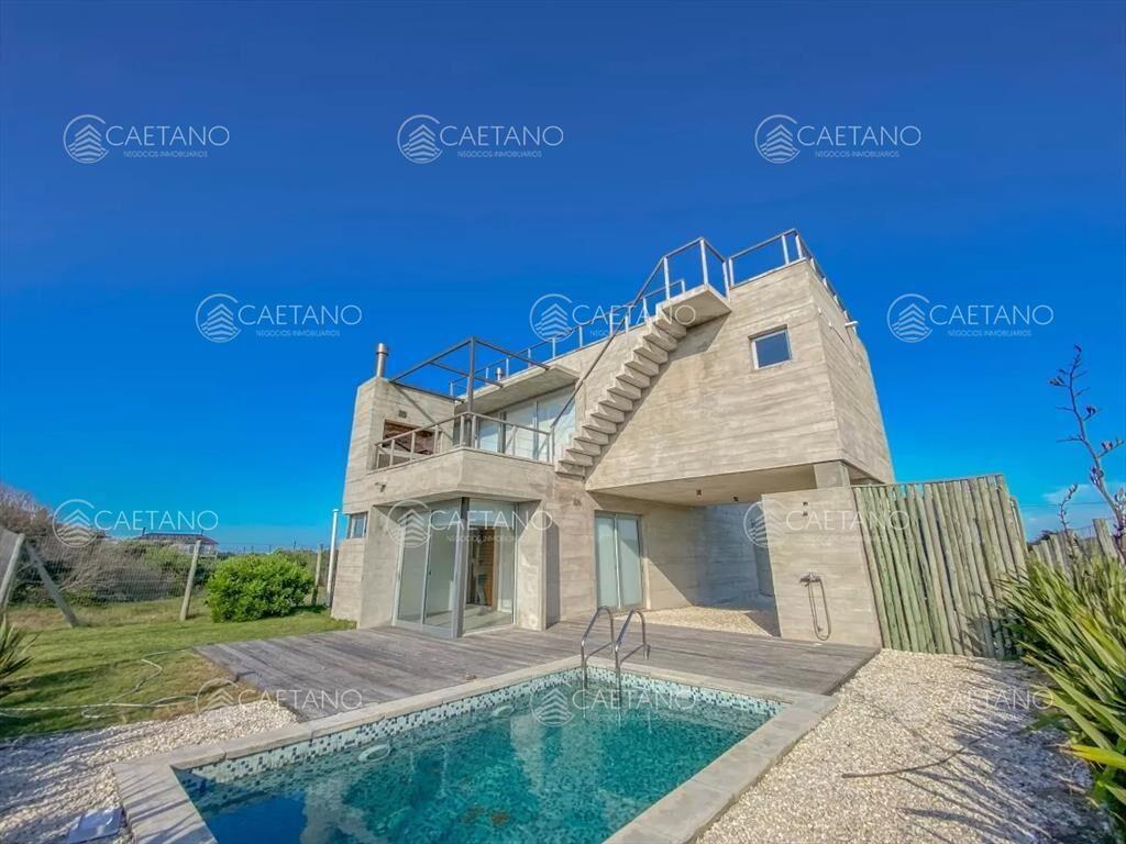 Casa en venta de 3 dormitorios frente al mar en