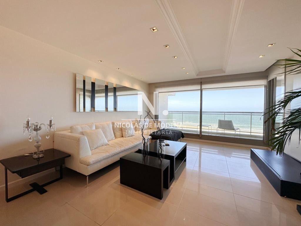 Apartamento en venta de 3 dormitorios en edificio