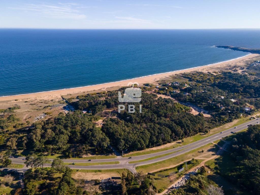 Terreno en venta en barrio privado Astra, Punta -