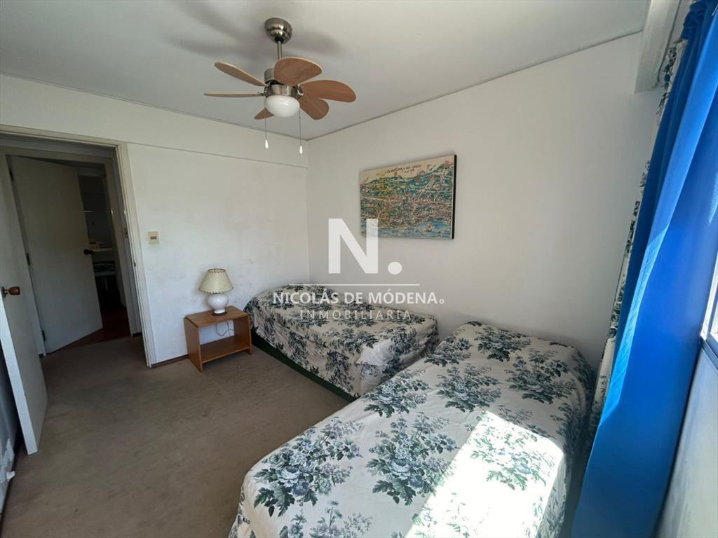Apartamento de 4 dormitorios en Playa Mansa, del