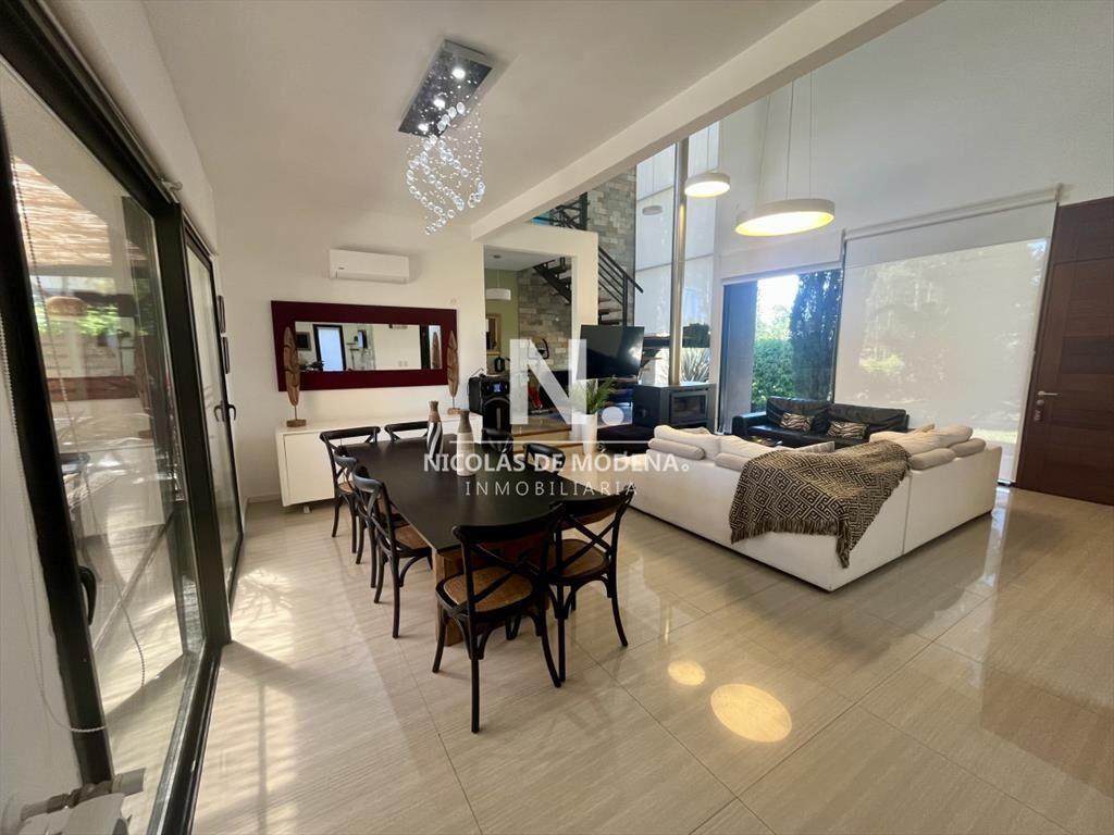 Excepcional casa de dos plantas en Le Residence en venta,