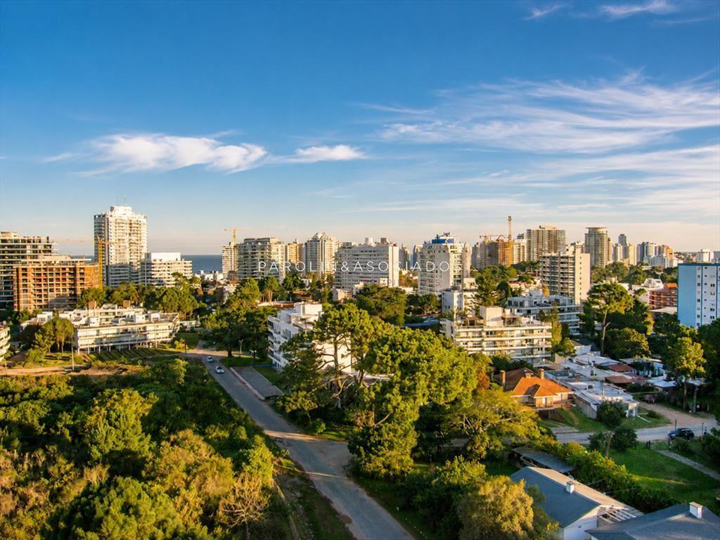 Vende apartamento de 3 dormitorios en Punta del