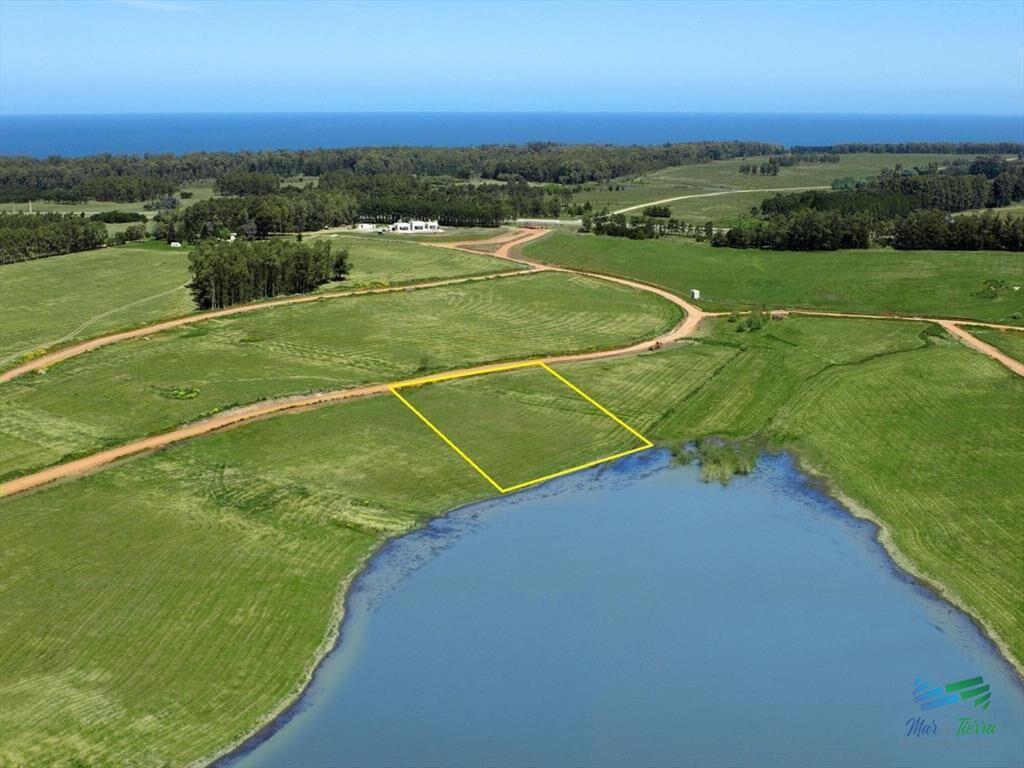Venta de terreno en Laguna de los Cisnes con de
