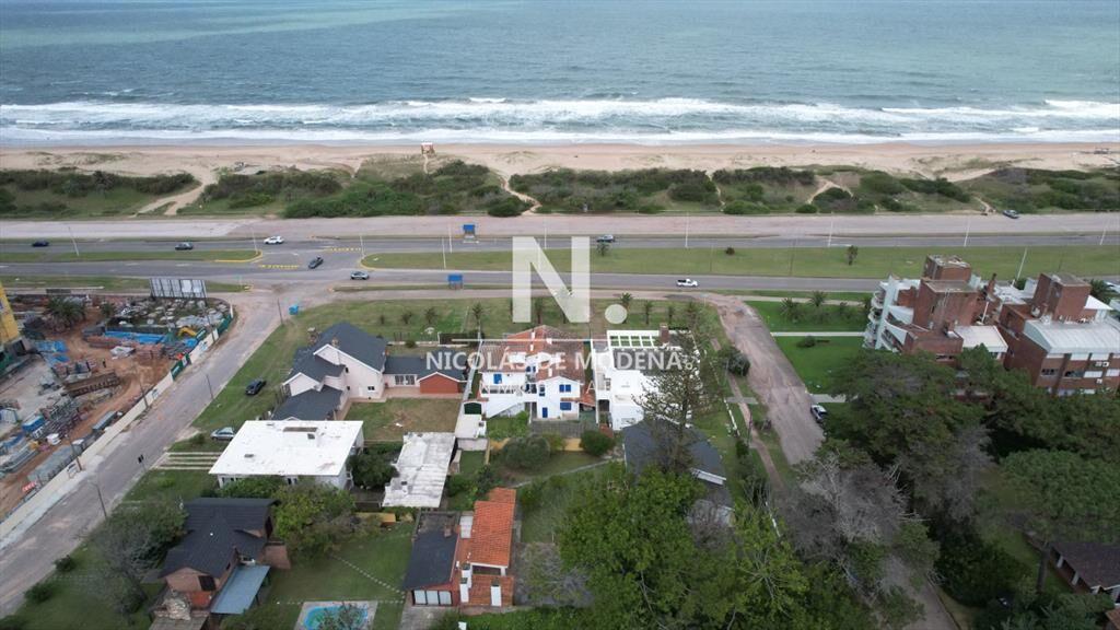 Importante residencia frente al mar en venta.