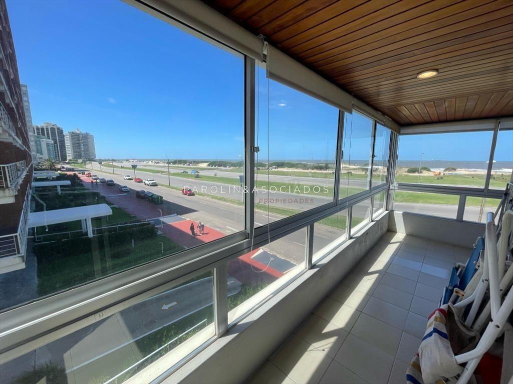 Apartamento de 2 dormitorios y dependencia de en