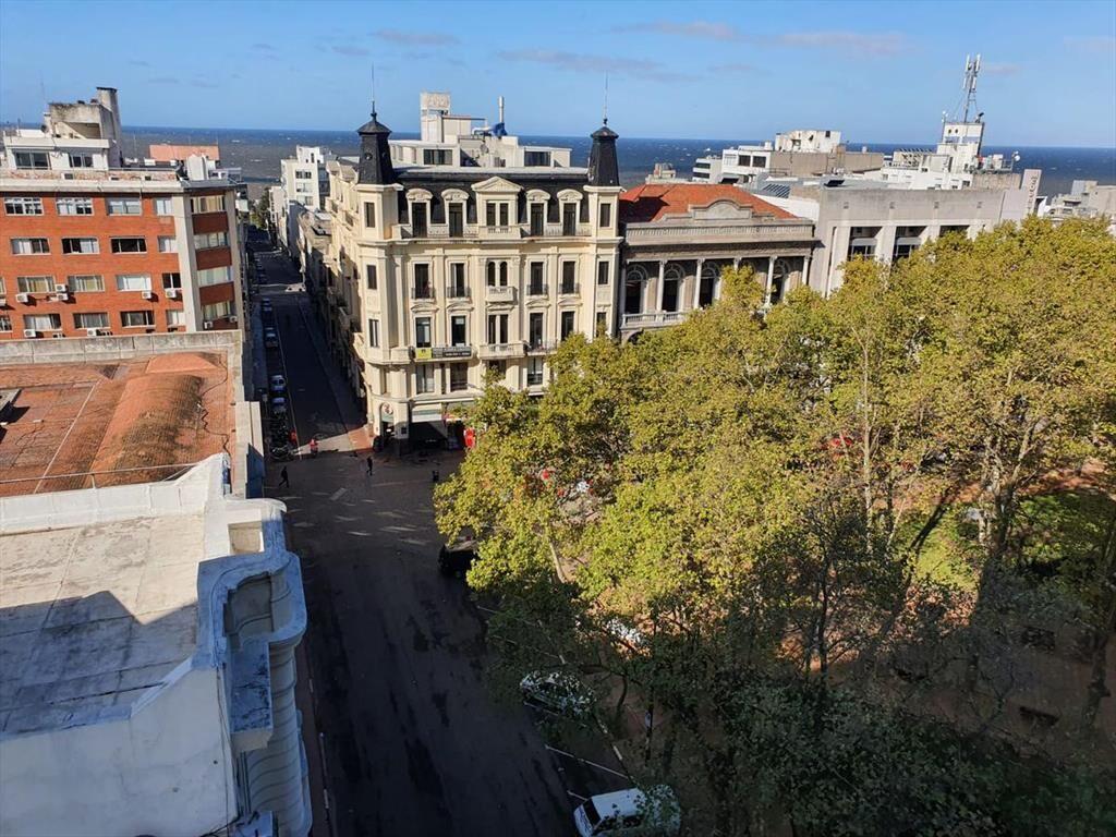 Frente a plaza Matriz, gran vista, 115 m2 , reciclado
