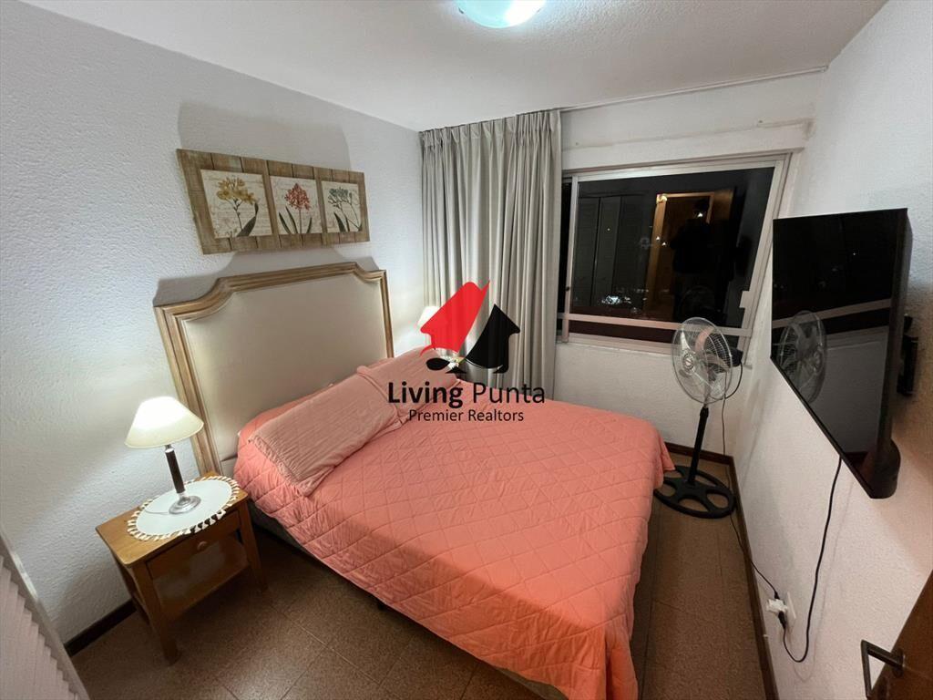 Vende apartamento de 2 dormitorios en Punta del