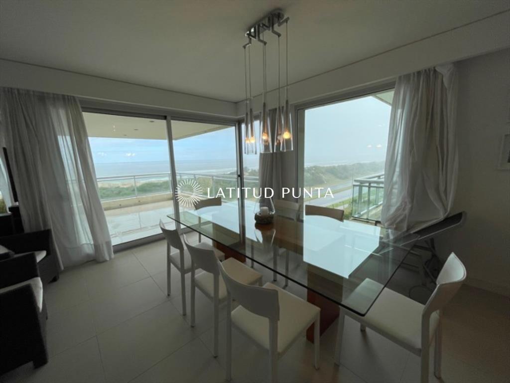 Apartamento en Brava, 3 suites más dependencia