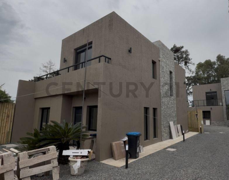 Exclusiva casa de dos plantas a mts del mar sobre la RAMB...