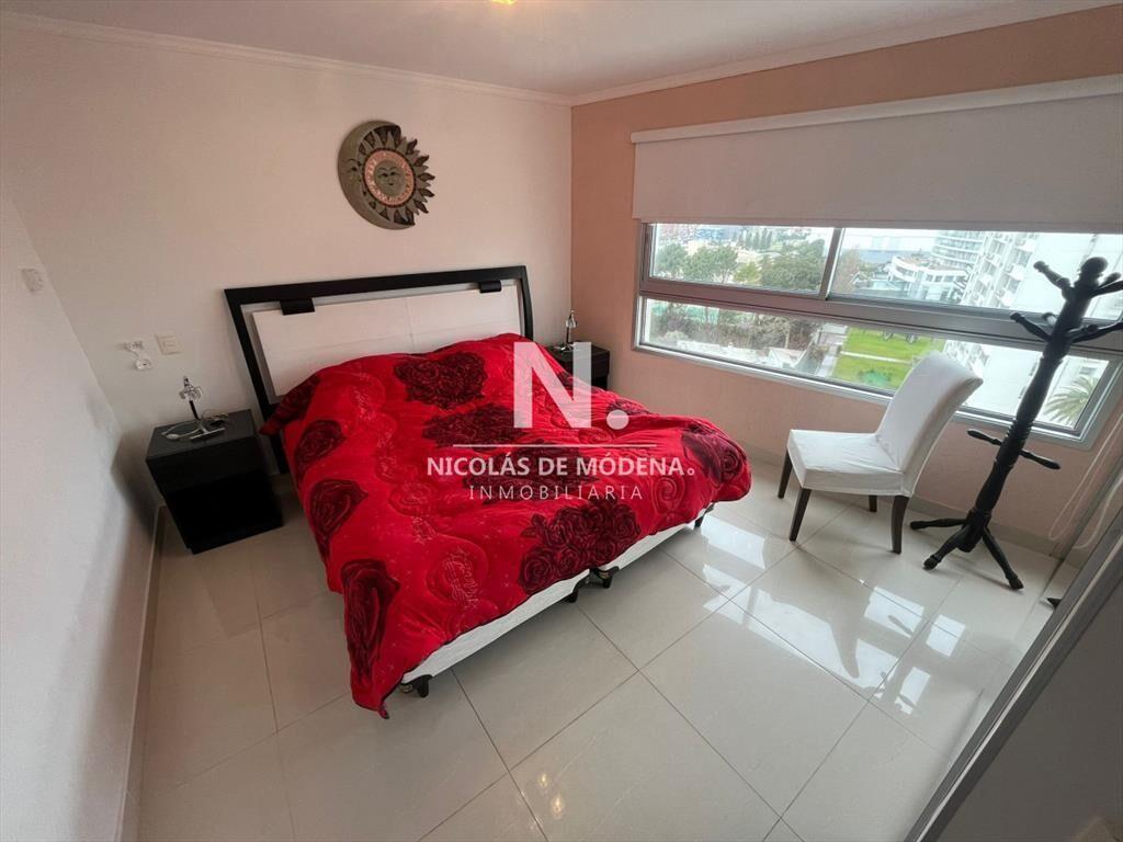 Departamento en venta en torre moderna, a pasos del mar.