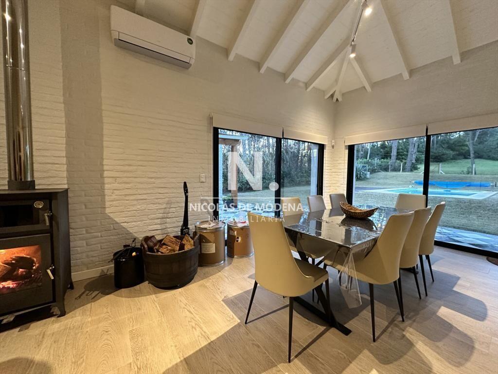 Vende casa de 3 dormitorios con fondo al Club de