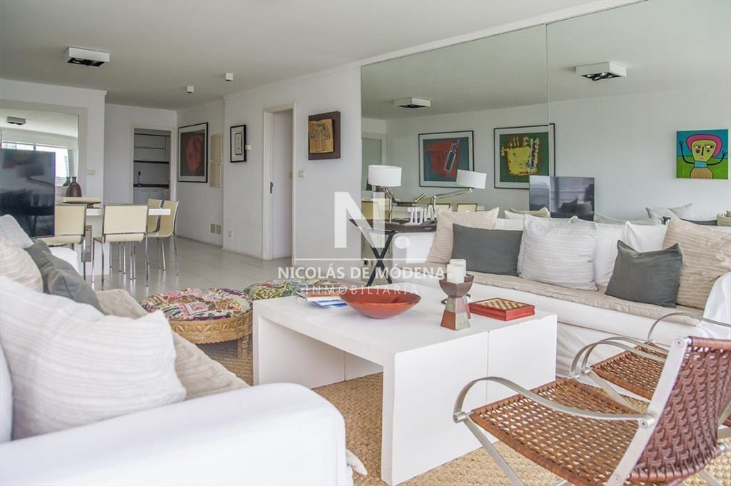 Vende apartamento de 3 dormitorios + dependencia