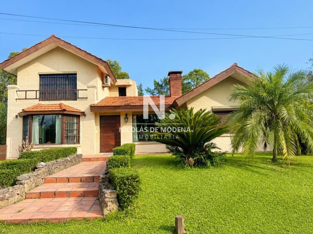 Hermosa casa de dos plantas en La Arbolada