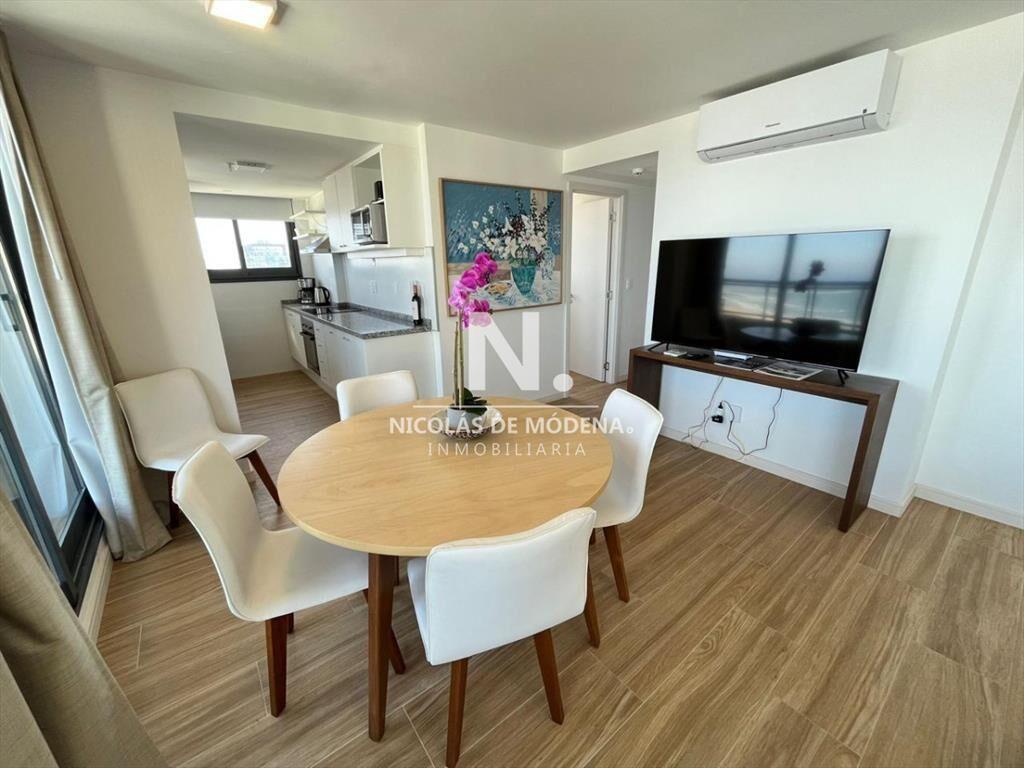 Vende apartamento de 2 dormitorios en Punta del