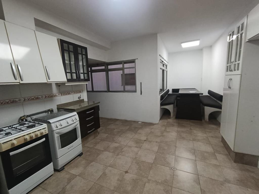 Rambla Pocitos, reciclado, 243 m2, 3 dormitorios, servicio