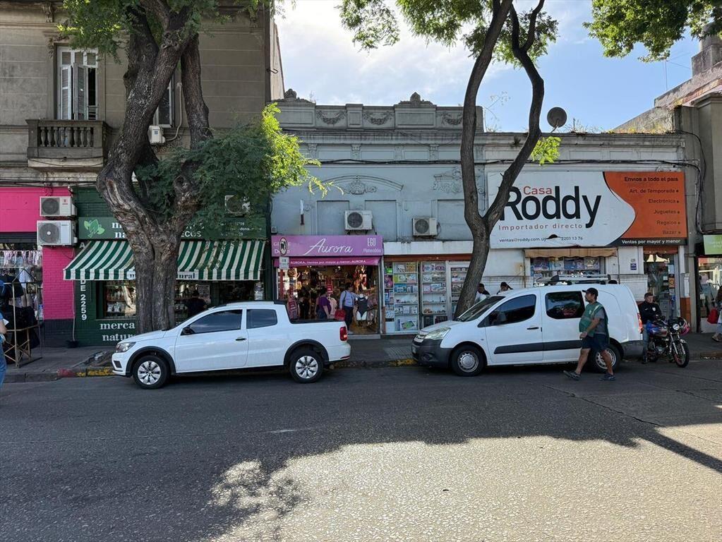Venta locales con renta Arenal Grande y Amezaga