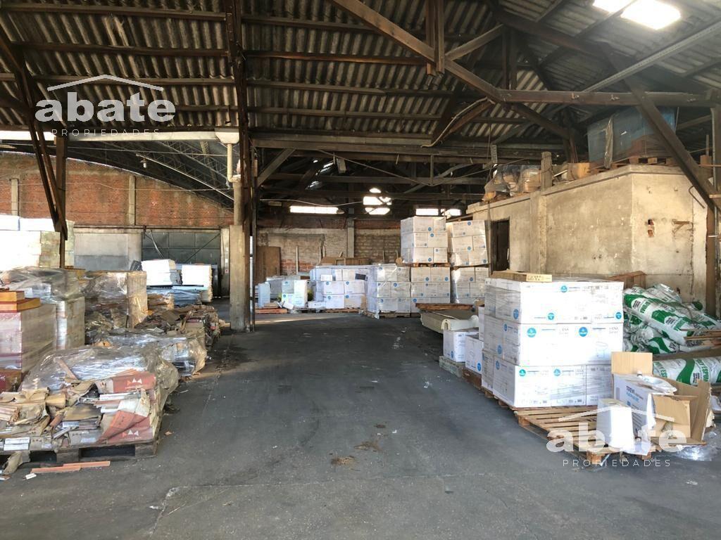 Venta gran local para depósito. Terreno de 8.089 m2 con sal