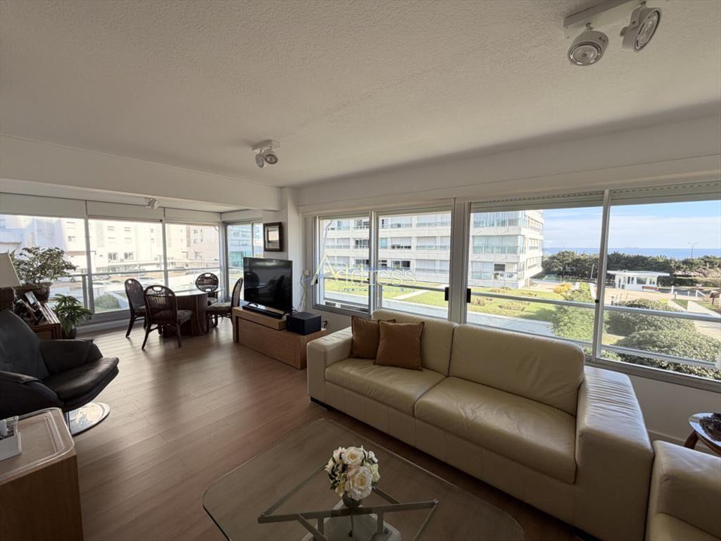 Apartamento en venta de 4 dormitorios con vista