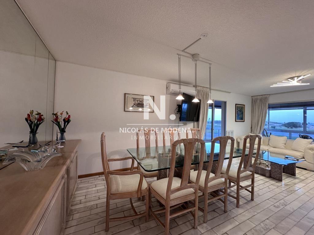 Vende apartamento de 3 dormitorios en Playa Punta