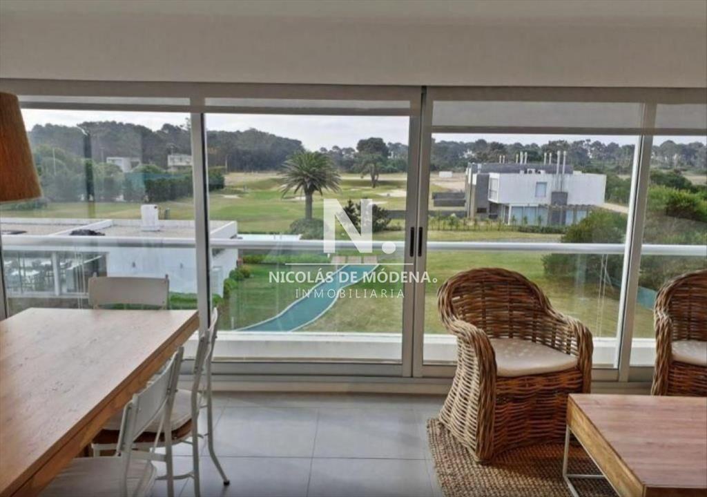 Vende apartamento de 2 dormitorios en Punta del