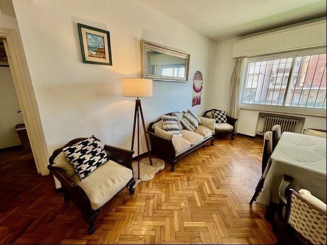 VENTA APARTAMENTO POCITOS 2 DORMITORIOS Y SERVICIO Y GARAJE