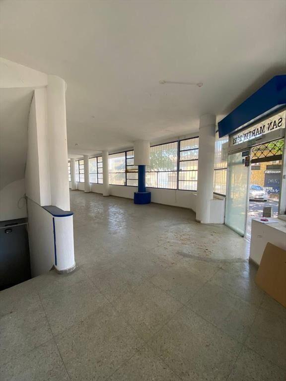 Vendo Local de 275m2. Con amplios ventanales, local esquina