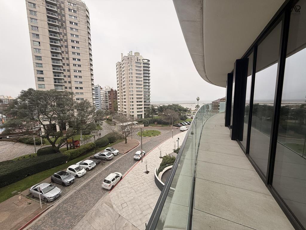 Apartamento en alquiler c/ cochera en Puerto Buceo