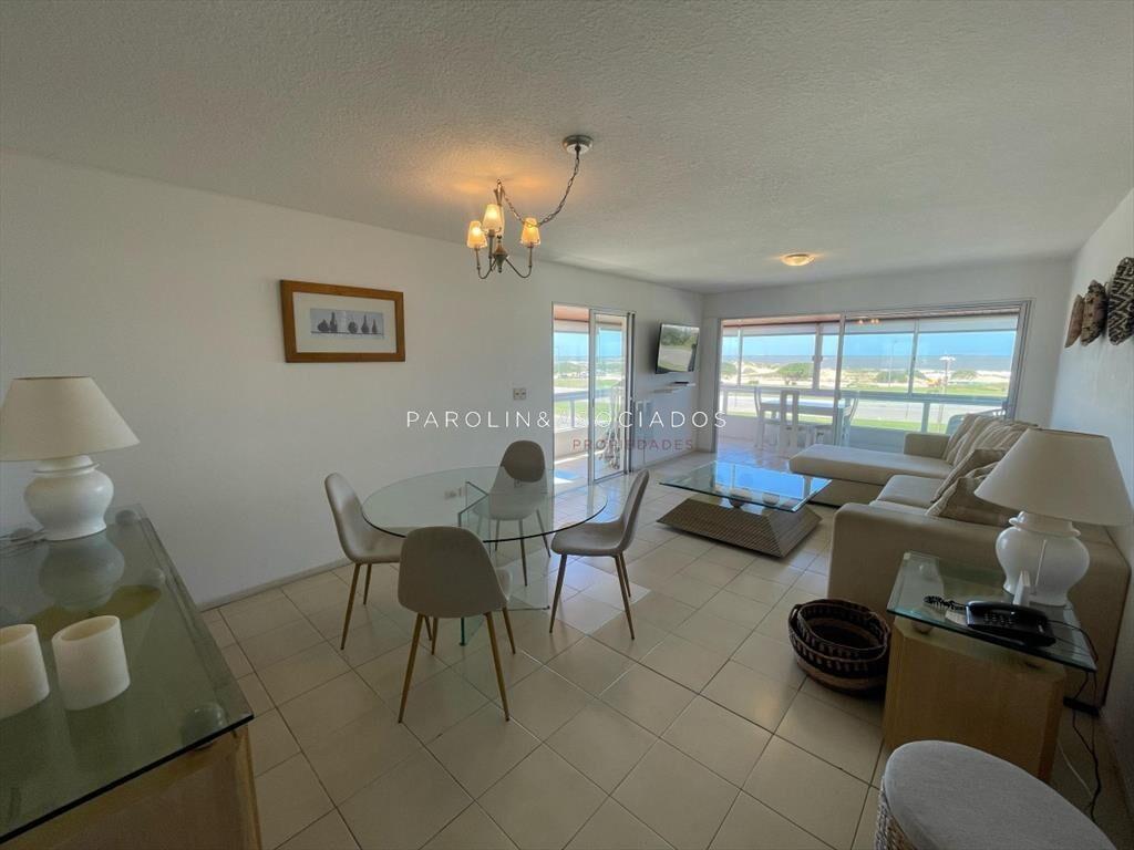 Apartamento de 2 dormitorios y dependencia de en