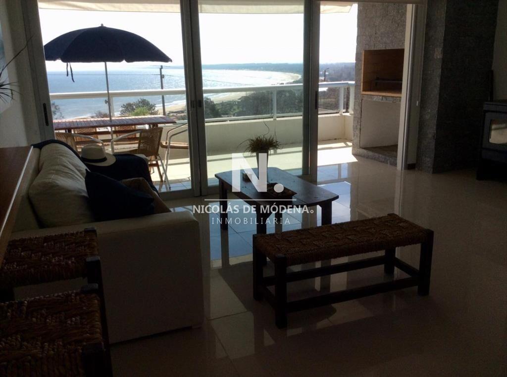 Departamento en la bahía de Punta Ballena.