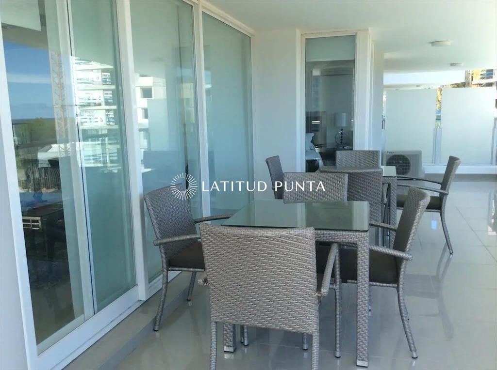 Apartamento en One, 3 dormitorios más dependencia