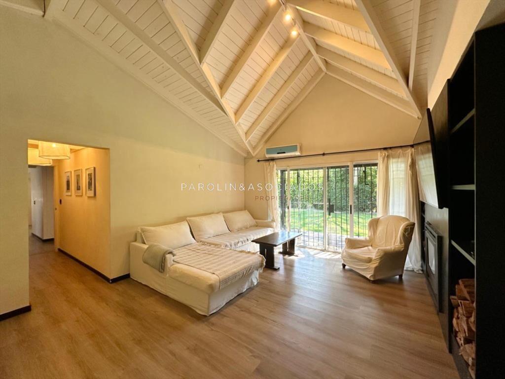 Casa En Venta De 5 Dormitorios + Dependencia de