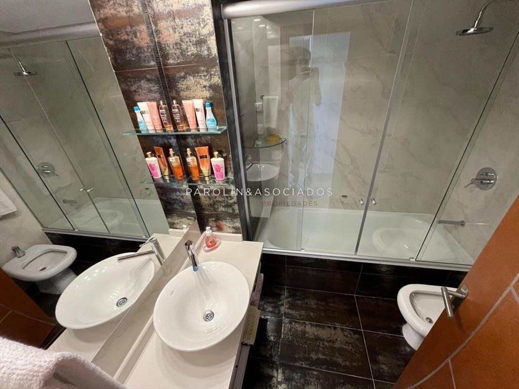 Apartamento de 2 dormitorios en venta en edificio