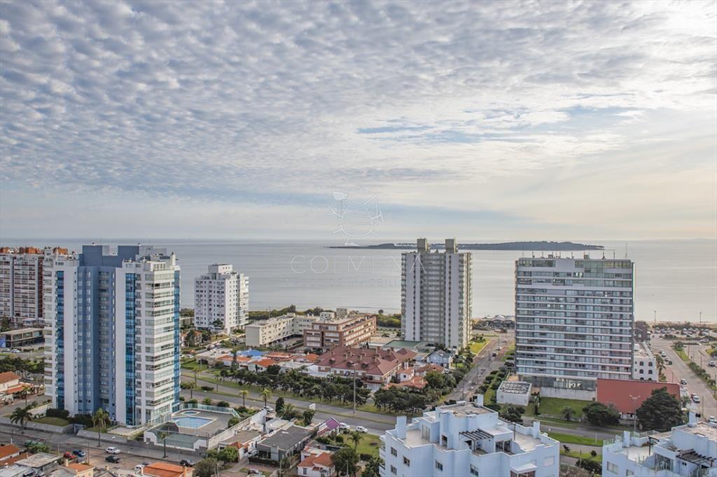 Piso alto con vistas panoramicas de Playa Mansa.