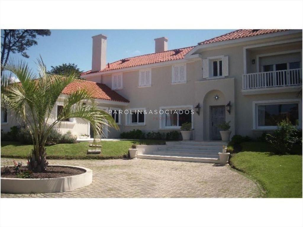 Hermosa casa en venta de 5 dormitorios en Golf,