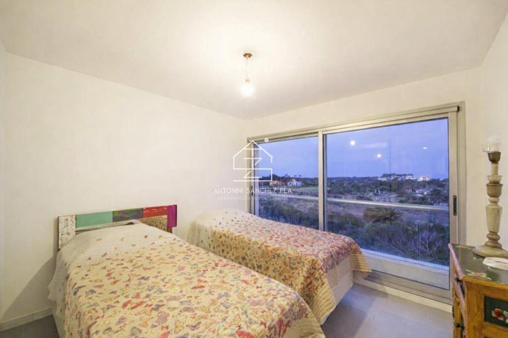 En venta en zona playera, apartamento de 3 dormitorios en B