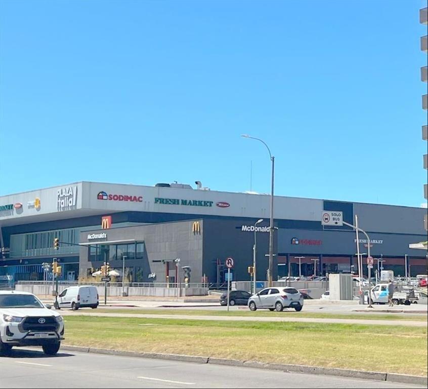 Alquiler local 900m2 Av.Italia mts Plaza Italia Shopping