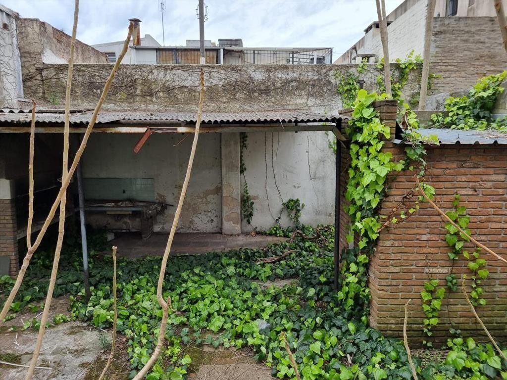 Av 8 de octubre casi Propios , terreno de 450 m2 con altura