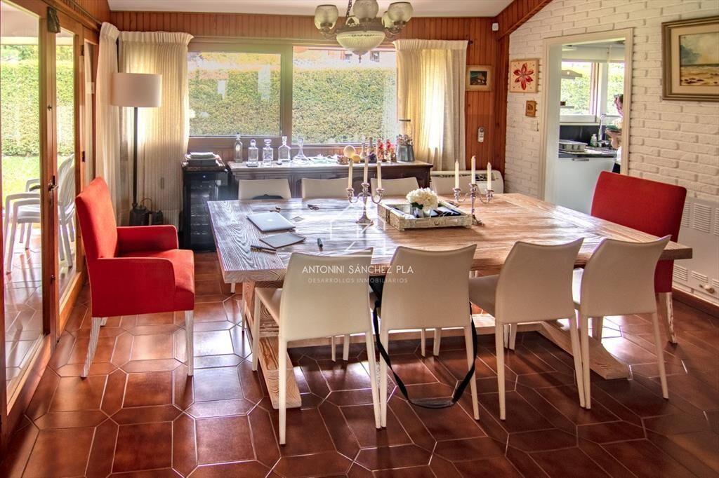 Casa de gran tamaño ubicada en zona de paz y tranquilidad.