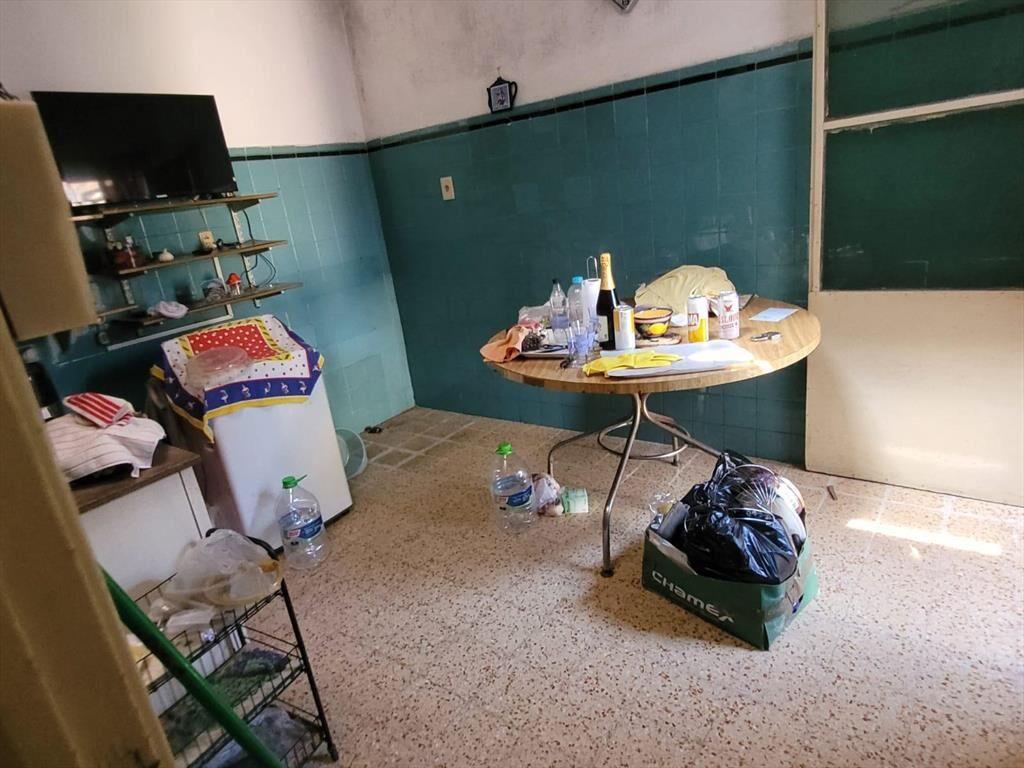 Casa, al frente, 3 dorm, garaje y patio con parrillero para