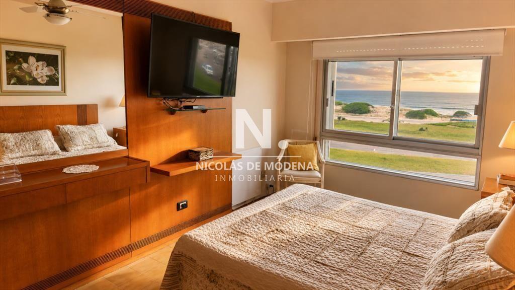 Vende apartamento de 2 dormitorios en Punta del