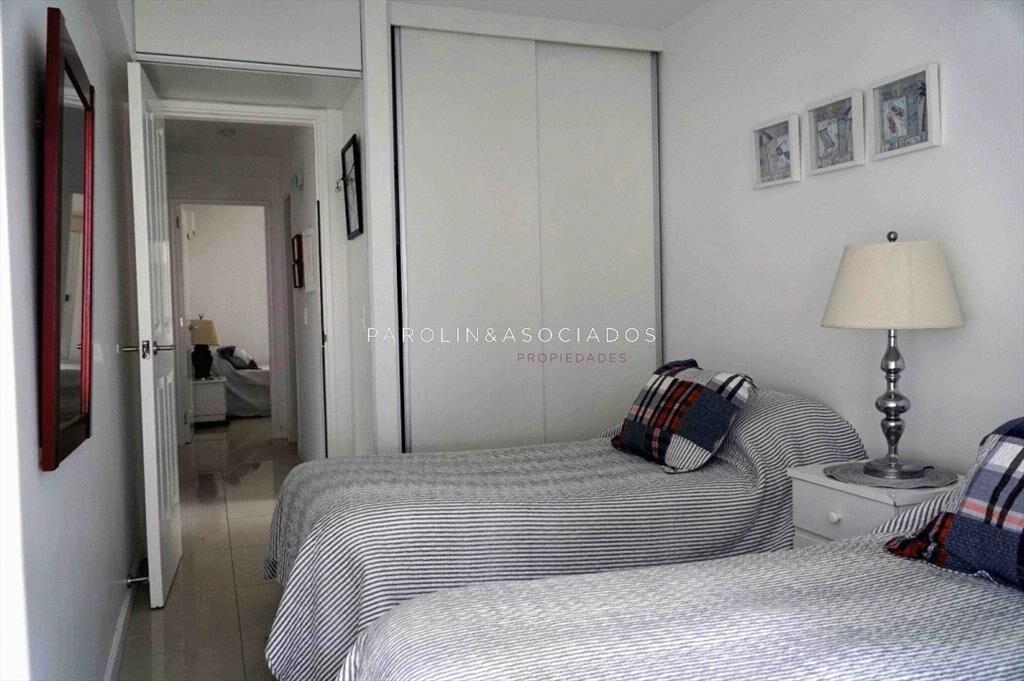 Apartamento de 3 dormitorios en venta en la Punta