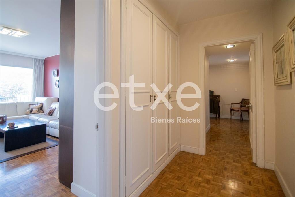 Venta de Apartamento sobre Rambla de Pocitos...