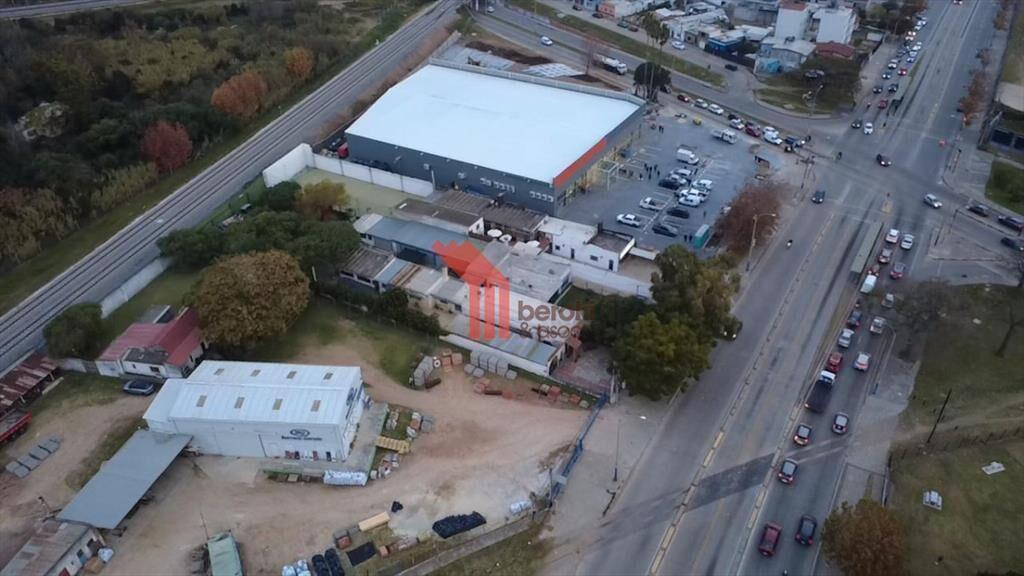 Venta Local comercial, con gran terreno sobre