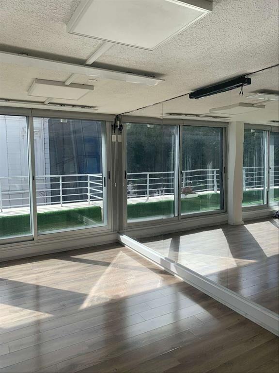 VENTA DE OFICINA SOBRE BV ARTIGAS 156 M2 CON 3 GARAJES