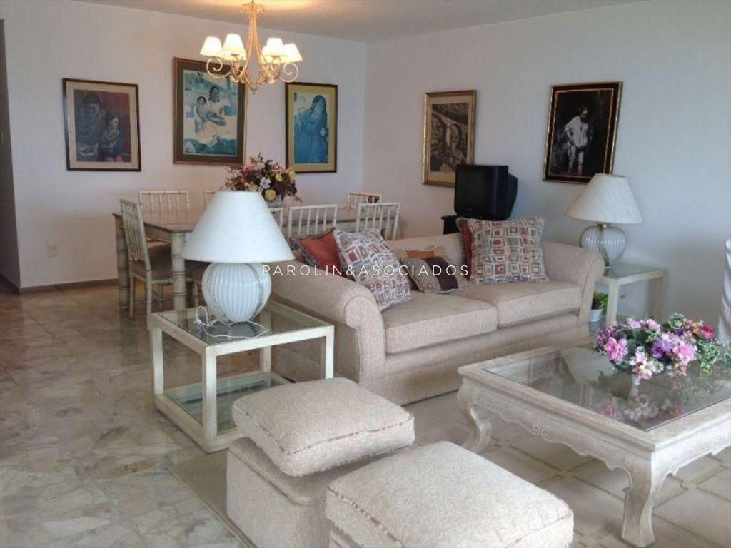 Apartamento en venta de 3 dormitorios en edificio