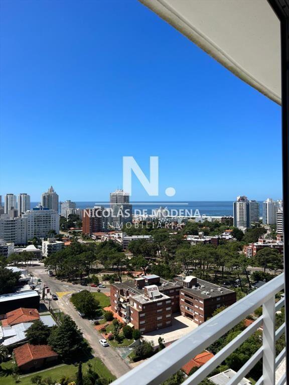 Vende apartamento de 2 dormitorios en suite, con