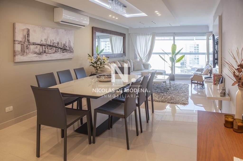 Vende apartamento de 2 dormitorios esquinero en